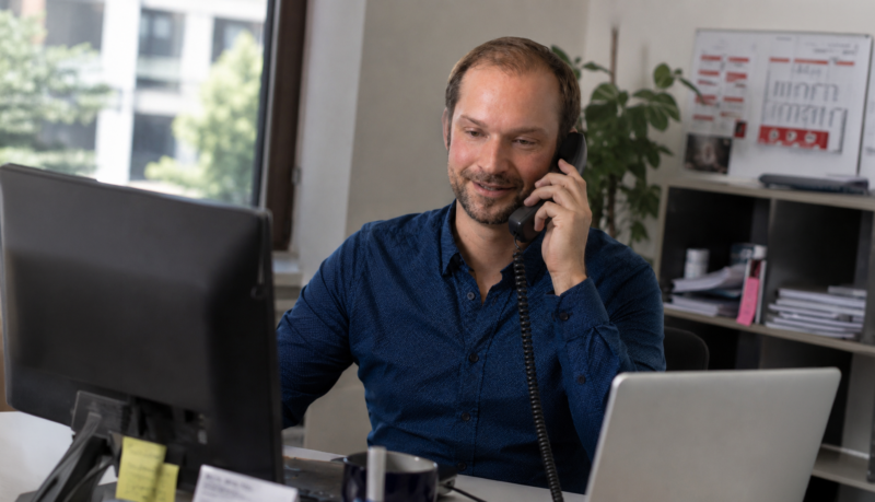 Mann am Telefon im Büro