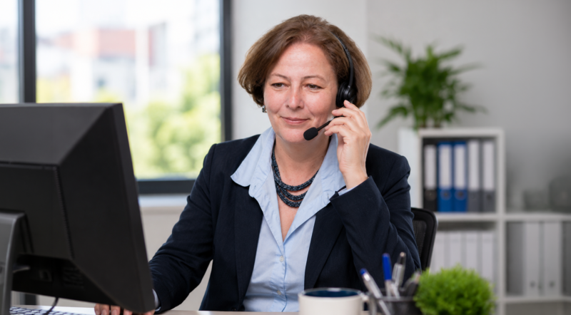 Frau am Telefon im Büro