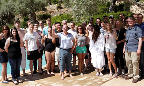 Gruppe von Menschen am Pool